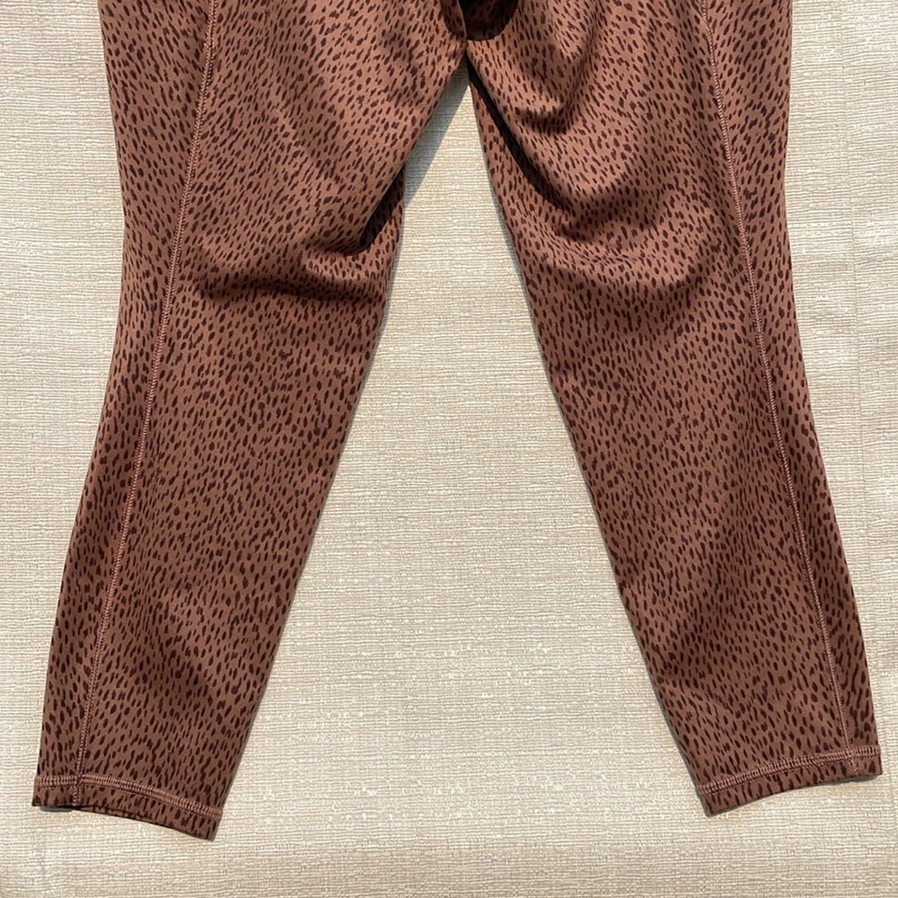 Athleta Salutation Stash Pocket ll Printed 7/8 Tight Shanti Animal Beige Sz Larg - Picture 9 of 10